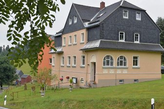 Traum erfüllt: Cottbusserin baut im Erzgebirge eine Villa aus - Vier Jahre lang stand die ehemalige Glöckner-Villa leer. Daniela Kubis hat die Wohnungen ausgebaut und das Haus nun Villa Hainberg genannt.