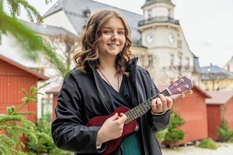 Traum erfüllt: Treuenerin singt erstmals auf großer Bühne - Emily Händel liebt Popmusik und Country, manchmal begleitet sie sich auf der Ukulele. Zum Adventsmarkt singt sie Christmassongs. 
