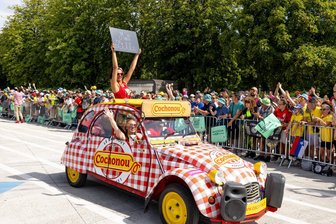 Traum erfüllt: Vereinschef von Union Milkau hautnah beim Start der Tour de France dabei - Eine große Werbekarawane gehört bei der Tour de France immer dazu. Andreas Wagner quetschte sich in Lille mit in die Zuschauermassen.