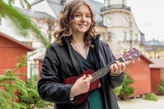 Traum erfüllt: Vogtländerin singt erstmals auf großer Bühne - Emily Händel liebt Popmusik und Country, manchmal begleitet sie sich auf der Ukulele. Zum Adventsmarkt singt sie Weihnachtslieder.