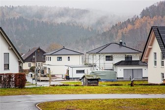 Traum vom eigenen Haus in Flöha: Wo gebaut wird und wo (noch) nicht - Das Baugebiet an der Falkenauer Wiesenstraße im Dezember 2022: Die ersten Häuser sind bereits bezogen, weitere sind im Bau, auf einigen der verkauften Grundstücken haben die Bauarbeiten allerdings noch nicht begonnen.