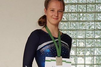 Traum vom Landestitel lebt weiter - Lilly Hunger mit Urkunde und Silbermedaille. 