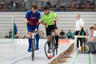 Traum von der 2. Liga bleibt für Freiberger Radballer unerfüllt - Erneut gestoppt: Die Freiberger Radballer um Eric Rudolph (r.) sind bei den Aufstiegsturnieren zur 2. Bundesliga im Halbfinale gescheitert.
