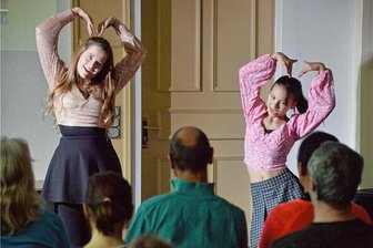 Traum wird wahr: K-Pop im Lunzenauer Rathaus - Im Bürgersaal im Rathaus Lunzenau haben Daria Unger (l.) und Jessica Putzschke ein K-Pop-Vorstellung geboten.