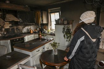 Traum zerstört: Chemnitzerin verliert bei Brand ihre Wohnung und drei Katzen - Mathilda Krüger in der Wohnküche, in der der Brand am Samstagmittag ausbrach. Sie war zu diesem Zeitpunkt gerade einkaufen und wurde von einer Nachbarin angerufen.