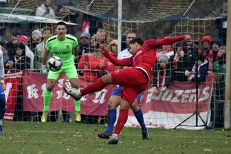Traumabewältigung, Erfurt-Mantra und ein strittiger Elfmeter: Stimmen zum 2:1-Sieg des FSV Zwickau beim VfB Empor Glauchau - Mit einer sehenswerten Direktabnahme erzielte Cemal Sezer in dieser Szene das zwischenzeitliche 2:0 für Zwickau.