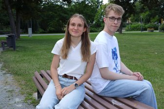 Traumabi 1,0: Wie dieses Duo das am Auer Gymnasium geschafft hat - Louis Flöter und Greta Reuter vom Auer Gymnasium haben ein Traumabitur hingelegt.