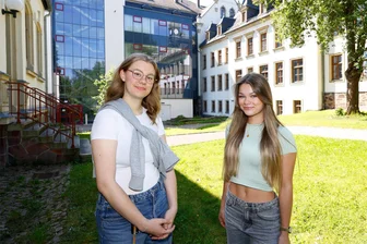 Traumabitur in Lichtenstein und Hohenstein-Ernstthal: Wie haben es diese schlauen Frauen hingekriegt? - Irene Rudolph (li.) und Alexia Püschmann schafften am Lichtensteiner Schneidergymnasium das Abi mit 1,0.