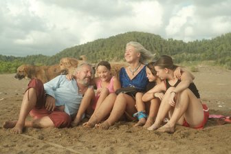 Traumata überschreiben: Chemnitzer Familie wandert mit Pflege- und Adoptivtöchtern nach Griechenland aus - Jana Rauch mit bald Ehemann Hartmut Schäfer und den Kindern Patricia, Victoria und Johanna (von links) am Lieblingsstrand in Griechenland. Zur Familie gehören fünf Hunde.