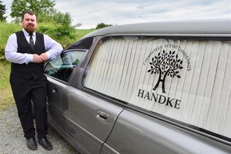 Traumberuf Bestatter: Wie ein Chemnitzer schon als Kind wusste, dass der Tod sein Leben wird - Nic Handke an seinem Bestattungswagen.