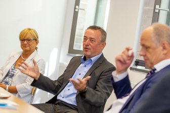 Traumberuf Oberbürgermeister: Oberdorfer auf der Zielgeraden? - Ein lockerer Termin mit ernsthaftem Hintergrund. Plauens Oberbürgermeister Ralf Oberdorfer (FDP) hat sich am Freitag in den Räumen der Berufsakademie (BA) den Medien gestellt. Mit dabei zwei Vertraute aus gemeinsamen Schlachten: Pressesprecherin Silvia Weck aus der Stadtverwaltung und BA-Direktor Lutz Neumann.
