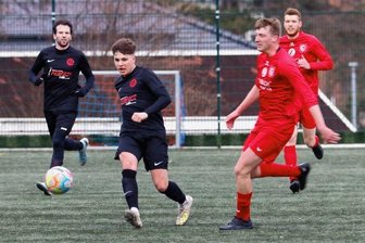 Traumfreistoß ebnet Weg zum Heimsieg - Nils Wallasch - hier in einer Szene aus den ersten 45 Minuten am Ball - erzielte zu Beginn der zweiten Halbzeit per Freistoß die erlösende Führung für den Meeraner SV.