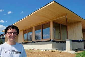 Traumhaus mit berühmtem Vorbild: Reichenbacher lässt ein Stück Welt-Architektur im Vogtland neu entstehen - Frank Lorenz und der Rohbau seines Pavillons. Auf Höhe der Schiebefenster-Front wird die Terrasse umlaufend andocken.