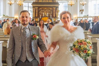 Traumhochzeit im Erzgebirge – Kandidaten aus TV-Show „Das Große Backen“ lösen zuckersüßes Versprechen ein - Wenige Augenblicke nach der festlichen Trauung verlassen Otto und Sibylle Schmidt als Ehepaar die sonnendurchflutete St.-Georgen-Kirche in Schwarzenberg.