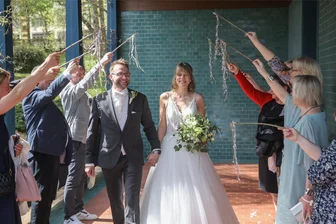 Traumhochzeit im Jugendstil: Warum sich Verliebte in der Villa Esche in Chemnitz das Ja-Wort geben - Nach der Trauung wurden Danilo und Anne-Kathrin Weiße von ihren Freunden und Verwandten auf der Terrasse der Villa Esche empfangen.