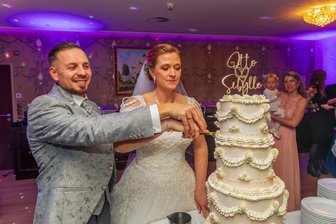 Traumhochzeit, Neueröffnung und Lottogewinn: Acht gute Nachrichten aus dem Erzgebirge - Tortenanschnitt zur Hochzeit von Sibylle und Otto Schmidt. Die Erzgebirgerin hat sich durch ihre Teilnahme an der Sat.1-Show „Das große Backen“ einen Namen gemacht, der sich nun durch einen Glücksumstand ändert.