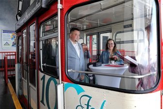Traumhochzeiten auf dem Fichtelberg vom Winde verweht: Ein Paar gibt sich trotzdem in der Schwebebahn das Ja-Wort - Charlene und Klaus Zielke gaben sich als erstes Paar überhaupt in der Fichtelberg-Schwebebahn das Ja-Wort.