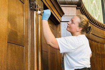 Traumjob Gebäudereiniger? „Man lernt Orte kennen, die man sonst nie sehen würde“ - Lea-Marie Kosakow hat als eine der besten Gebäudereinigerinnen Sachsens ihre Gesellenprüfung abgeschlossen. Beim Landeswettbewerb reinigt sie die Holzvertäfelung im großen Sitzungssaal der Staatskanzlei.