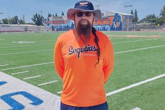 Traumjob im "Golden State" - Freibergs Footballtrainer Norman Schreiter vor dem Sportgelände des College of the Sequoias in Visalia (Kalifornien). Dort ist er fünfmal in der Woche sowie bei Heimspielen auch am Wochenende im Einsatz.