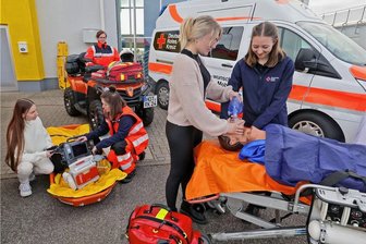 Traumjob Sanitäter? Wie Gesundheitsberufe auf der Messe am Sachsenring um Azubis werben - Alycia Fleischer (rechts) ist selbst Azubi im ersten Lehrjahr. Sie erklärt gerade Besucherin Franziska Richter, wie man einen Beatmungsbeutel an der Rettungspuppe ansetzt. 