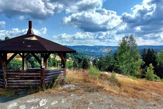 Traumlandschaft und dennoch: Klingenthaler Höhensteig hält noch immer Dornröschenschlaf - Der private Rastplatz auf dem Kleiderberg in Zwota ist eine Station auf dem fast 50 Kilometer langen Höhensteig und bietet einen tollen Ausblick auf Klingenthal.