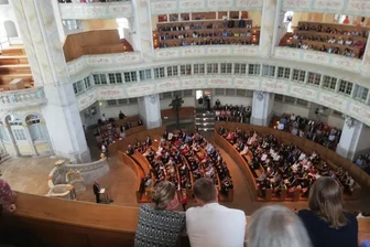 Traumnote 1,0: Wie drei Erzgebirger ihre Auszeichnung in Dresden erleben - Von der Empore in der Frauenkirche haben die Gäste einen guten Blick auf Absolventen - links der Kultusminister am Rednerpult. 