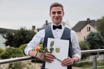 Traumnote im Abitur: Junger Erzgebirger nimmt ungewöhnlichen Weg zum Medizinstudium - Kann zu recht stolz sein: Johannes Weighardt hat sein Abitur mit der Traumnote 1,0 gemeistert. Zielstrebig hat er dabei alles seinem großen Ziel untergeordnet: einem Medizinstudium in Deutschland.