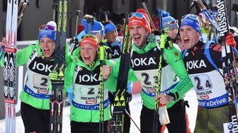 Traumstart und ein Eklat - So sehen glückliche Auftaktsieger aus: Vanessa Hinz, Laura Dahlmeier, Arnd Peiffer und Simon Schempp (von links) bejubeln Mixed-Gold.