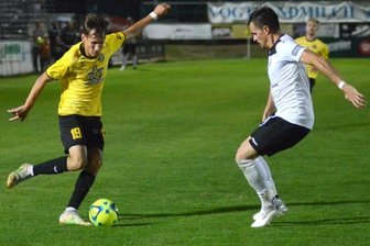 Traumtor beschert zweiten Punkt - Mit einem Traumtor aus 30 Metern ist Jonas Dittrich (links am Ball) der erste Heimtorschütze des VfB Auerbach.