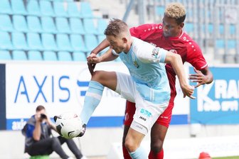 Traumtor und Spiel gedreht: Regionaligist CFC besiegt Berliner AK - Doppeltorschütze Kevin Freiberger vom CFC und der Berliner Charmaine Häusl im Zweikampf.