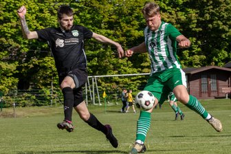 Traumtreffer, Elfer-Diskussionen und Feldspieler im Tor: Wildes Fußball-Spektakel am Lichtenberger Trassenweg - Die Langhennersdorfer um Hans Rudolph (r.), hier gegen Dominik Stehr, schöpfen neuen Mut im Abstiegskampf.