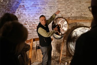 Traumwelten auf Schloss Rochsburg: So klang das Campana-Festival in Lunzenau - Silberschmiedemeister Martin Bläse führte die Besucher in die Welt der „Gonglegenden“ ein.