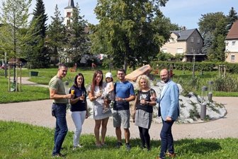 Trauplatz im Freien steht vor seiner Premiere - Ortsvorsteher Björn Wetzel, Eileen Lanick, Braut Corinna Piehler mit Töchterchen Jasmin, Bräutigam Robin Vogel, Sylke Garcia Gant vom Standesamt und Bürgermeister Daniel Röthig (v. l.) am neuen Trauplatz.