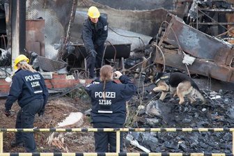 Traurige Gewissheit in Schneeberg: Vermisste Mitarbeiterin ist tot - Nach langer Suche herrscht nun traurige Gewissheit. Kurz nach 14 Uhr wurde die vermisste Mitarbeiterin in der abgebrannten Produktionshalle durch einen Leichensuchhund gefunden.