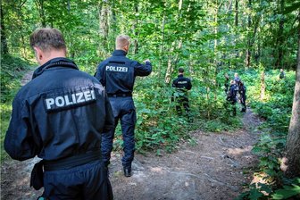 Traurige Gewissheit nach mehr als drei Monaten: Wilma B. in Chemnitz tot aufgefunden - Aufwändige Vermisstensuche: Die Polizei suchte in Chemnitz und Umland nach Wilma B., die am 9. Juni verschwunden war. Hier ein Bild von einer Suchaktion am 9. August im Wald zwischen Chemnitz und Niederwiesa. Diesen Montag wurde die 53-Jährige in Chemnitz tot aufgefunden.