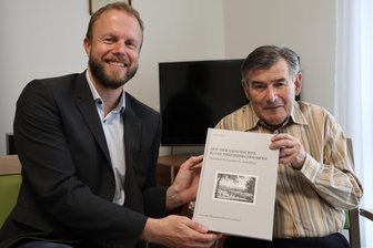 Traurige Nachricht: Erzgebirger stirbt nach der Veröffentlichung seines Lebenswerks - Bürgermeister Thomas Mey (l.) übergab Lothar Uhlig das erste Exemplar der Ortschronik. Einen Tag später ist der Senior überraschend gestorben.