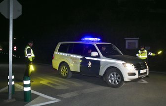 Trauriges Ende einer dramatischen Bergung: Julen ist tot - Die Guardia Civil patrouilliert in der Nähe des Brunnenschachts, in dem Rettungsteams den Körper des toten Julen gefunden haben.