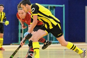 Trauriges Geburtstagskind - Auf verlorenem Posten: Die Herren des Freiberger HTC, hier mit Eric Timmich, liefen im Spiel gegen Spitzenreiter Leipziger SC zumeist hinterher und waren in eigener Halle komplett chancenlos.