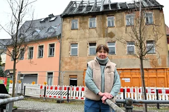 Trauriges Jubiläum: Marktstraße in Hainichen seit einem Jahr wegen Bauruine gesperrt - Petra Haertel wohnt im sanierten Haus Marktstraße 5 in Hainichen. Das damit verbundene Nachbargebäude Am Damm 1 droht einzustürzen.