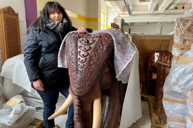 In Mittweida im Simmel Center stehen sämtliche Kunstwerke aus dem Daetz Centrum. Mandy Weikelt, Chefin der Daetz Stiftung, hat alle in die Stadt bringen lassen, als die Stücke aus dem Schlosspalais in Lichtenstein raus mussten. Der indische Elefant ist beim Transport beschädigt worden.
