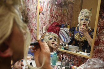 Travestiekünstler aus Augustusburg beim Dresdner Tuntenball: Die Verwandlung zur Lucky Lisa - Etwa zwei Stunden braucht der Augustusburger Jörg Kemter, um sich in Lucky Lisa zu verwandeln.