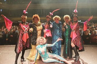 Travestiestars lassen eine Welt voll Glitter und Glamour erleben - 