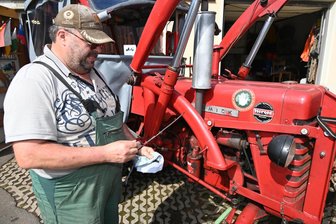 Treckertreffen: Im Erzgebirge rollen Opas Landmaschinen vor - Reiner Wunsch ist Organisator und Teilnehmer, er checkt den Ölstand seines McCormick.