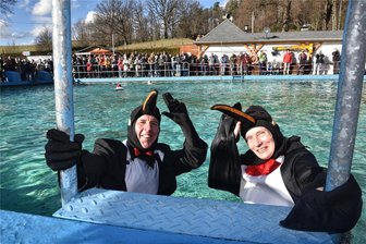 Treff der Winterschwimmer im Naturbad Falkenau: Pinguine und Eishaie bevölkern das Becken - Eisbadertreff im Naturbad Falkenau: Birgit Roy (links) und Holger Kuntsch aus Falkenberg von den Frostbeulen.