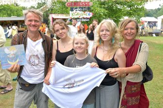 Treff der Yogafamilie: So läuft das Ananda-Spirit-Festival in Burkersdorf - Die Yogafamilie von Burkersdorf organisiert das viertägige Ananda-Spirit-Yoga Festival: Michael Lawrenz-Halbig mit Tochter Ava (17), Sohn Camilo (10), Tochter Marie (16) und Ehefrau Anja-Katharina Halbig.