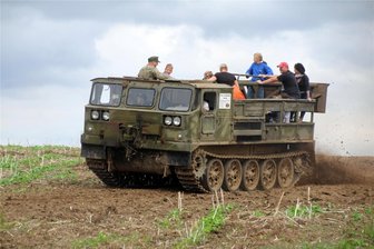 Treffen der Militärfahrzeuge in Halsbrücke: Staub schlucken und Abgase einatmen - Mit dem ATS 95 G von Toni Bormann ließen sich Besucher übers Feld fahren.