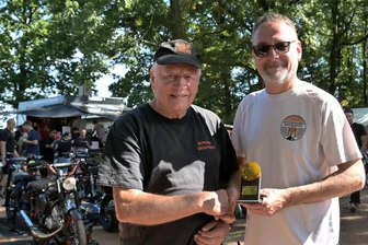 Treffen der Simsonfreunde in Ursprung: Goldener Tankdeckel verliehen - Karl-Heinz Stärz (l.) hat von Matthias Lorenz (r.) einen goldenen Tankdeckel bekommen.