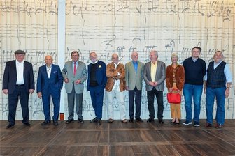 Treffen der Spitzenköche zur Küchenwunder-Schau in Dresden - Die Sterneköche aus der Küchenwunderzeit: Heinz Winkler (von li.), Eckart Witzigmann, Lothar Eiermann, Hans-Peter Wodarz, Franz Keller, Dieter Biesler, Otto Koch, Wolfgang Staudenmaier und Herbert Schönberner bei der Eröffnung der Online-Ausstellung. Mit dabei war auch Barbara Siebeck, die Witwe von Gastrokritiker Wolram Siebeck.