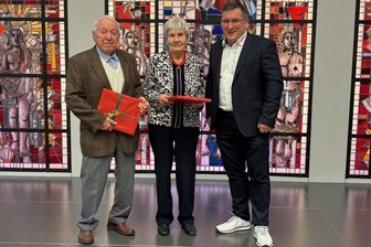 Treffen der Zwickauer Sportsenioren findet eine gute Resonanz - Günther Viebig (links) und Brigitte Sprotte wurden von KSB-Präsident Jens Juraschka als älteste Teilnehmer geehrt.
