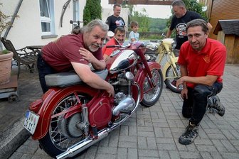 Treffen in Treuen: Kultmotorrad Jawa verliert nicht an Faszination - Torsten Kottke (links) und Alexander Pätz, Vorsitzender der Jawafreunde, fachsimpeln im Gasthof Veitenhäuser mit anderen Jawa-Fans.